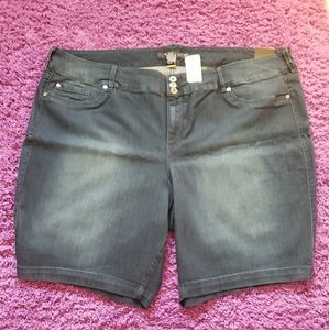 NWT TORRID denim shorts. Sz 30